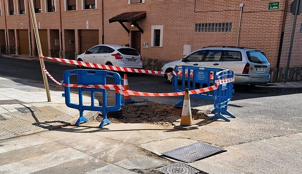 Un socavón sin solución lleva dos meses amenazando a peatones en Villaobispo de las Regueras