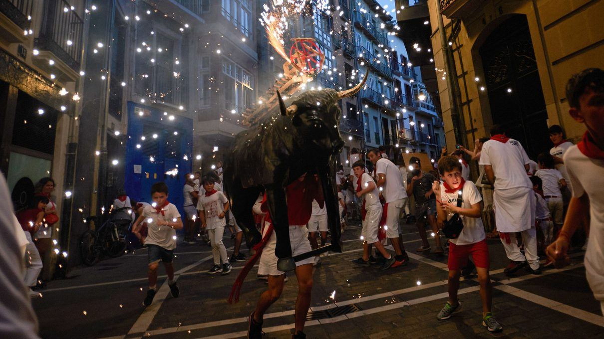 El toro de fuego llena las calles de Galilea entre la emoción festiva y un aviso a la prudencia