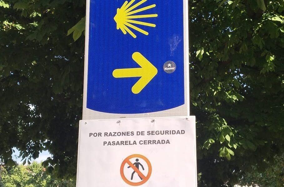 La pasarela de Siete Infantes de Lara lleva semanas cerrada y los vecinos pierden la paciencia