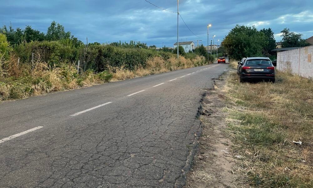 Varea tendrá por fin acera junto al campo de fútbol: el Ayuntamiento inicia los trámites para expropiar cuatro parcelas