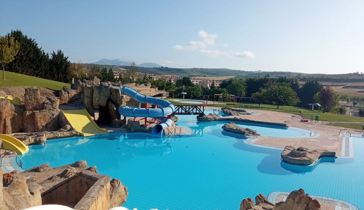 Tres niños intoxicados por cloro en Viana son trasladados de urgencia a Pamplona tras el incidente en una piscina