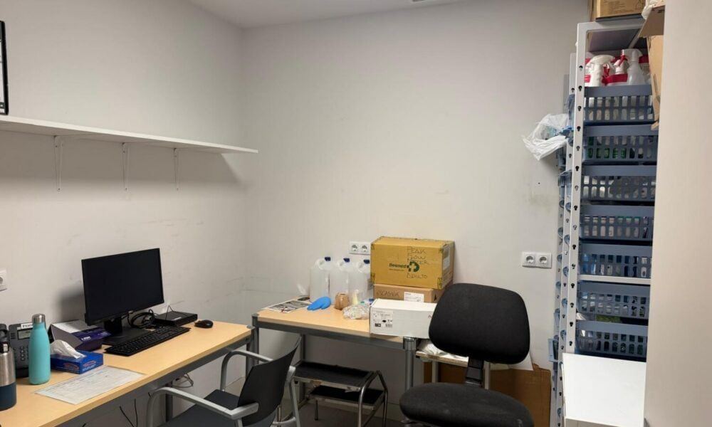 Fisioterapeutas del Hospital San Pedro de Logroño llevan meses trabajando en un almacén sin aire ni climatización