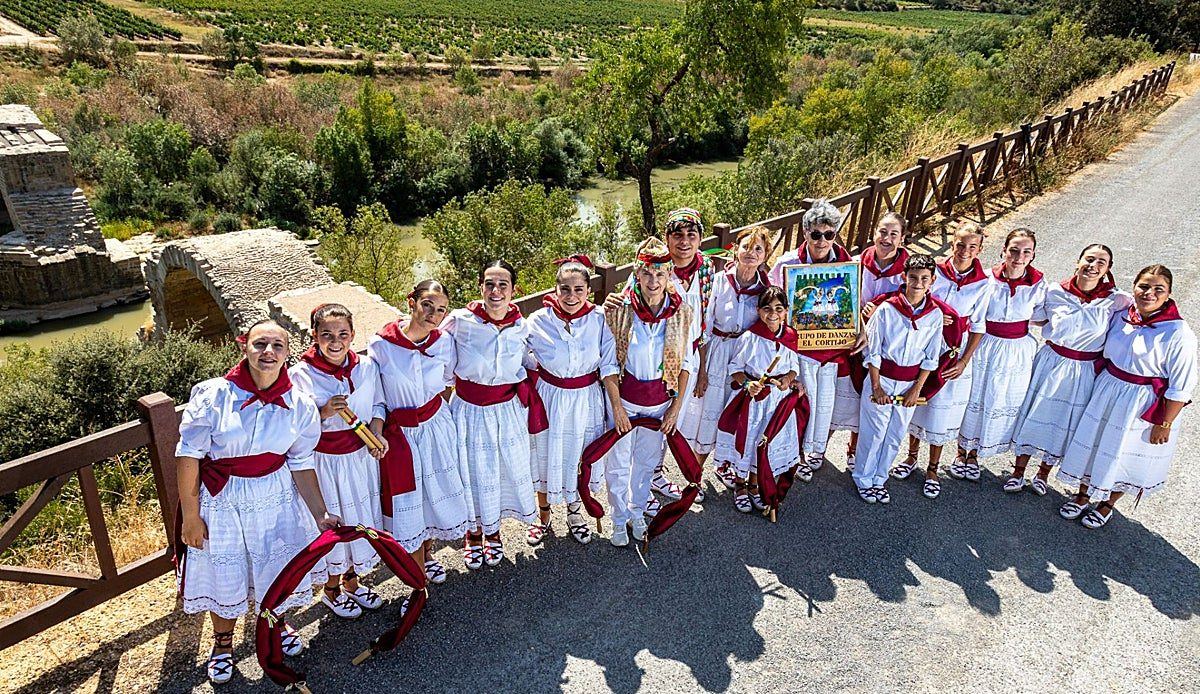 El Cortijo celebra cuatro décadas manteniendo vivas las danzas populares que el franquismo casi borró para siempre
