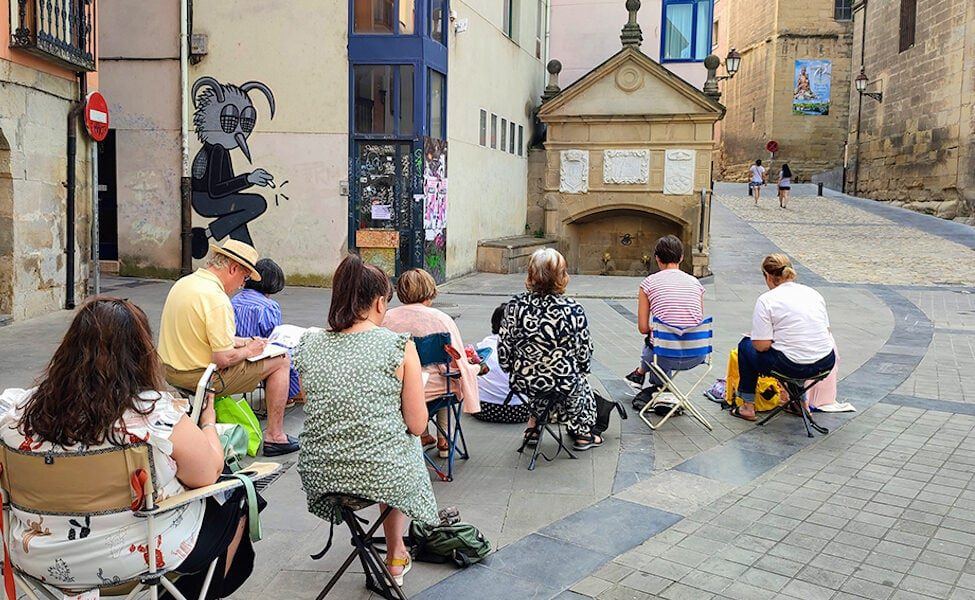 Logroño se convierte en lienzo al aire libre con los talleres de dibujo urbano de Begoña Sáinz de Murieta