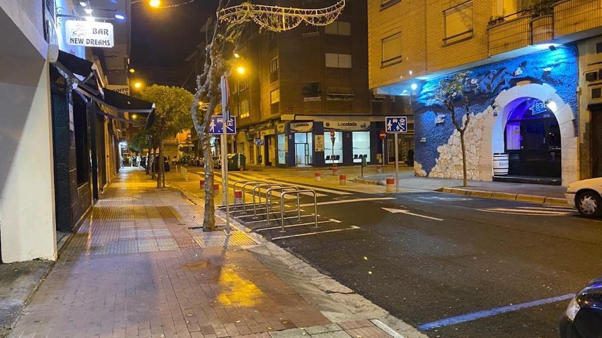 Ruido, peleas y música hasta las cuatro de la madrugada: el bar de la calle Vitoria que tiene en pie de guerra a sus vecinos