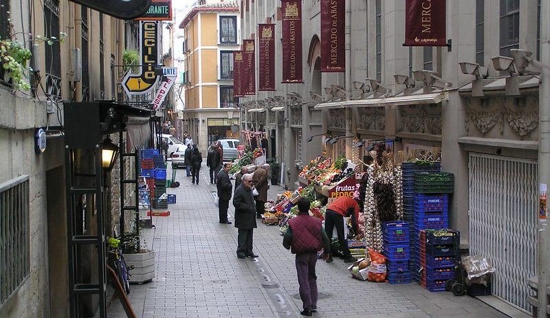 Obras y publicidad en los puestos sin adjudicar del mercado de San Blas disparan las alarmas en Logroño