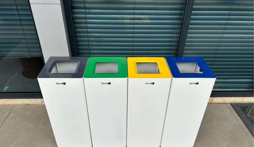 Las papeleras de reciclaje del centro comercial Las Cañas separan la basura... pero todo acaba en la misma bolsa