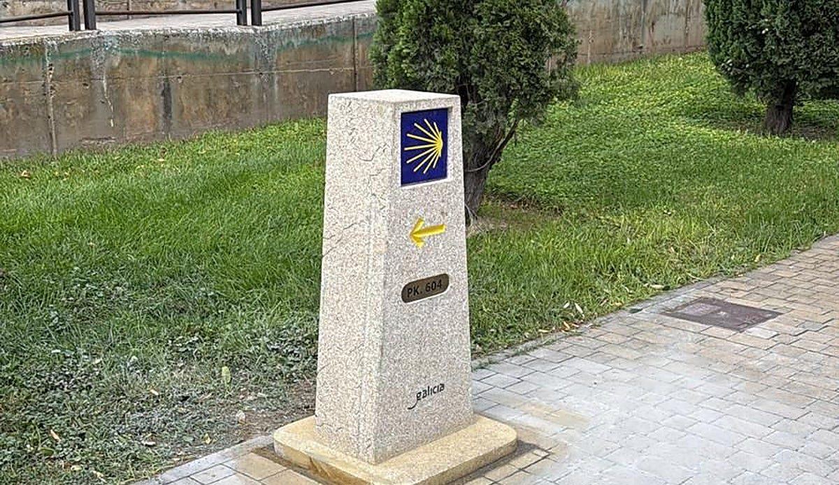 Siete meses de polémica y un mojón xacobeo que por fin saluda a los peregrinos desde donde siempre debió hacerlo