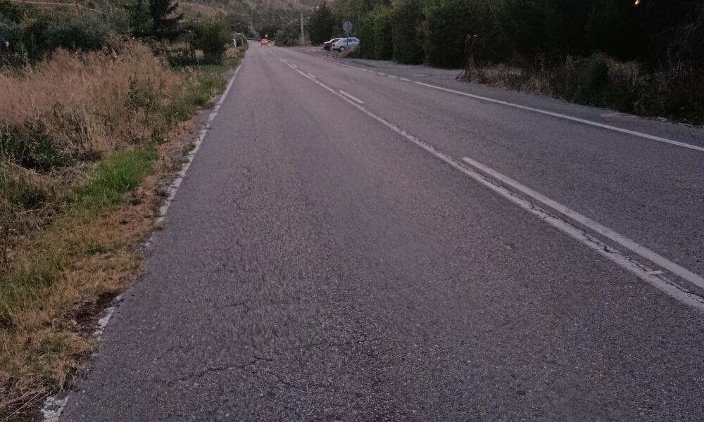 Vecinos de El Cortijo denuncian que las marcas viales de su carretera han desaparecido casi por completo