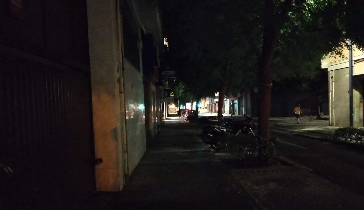 Vecinos del Campillo denuncian días sin luz en la calle Hermanos Urdiales y reclaman que arreglen sus aceras