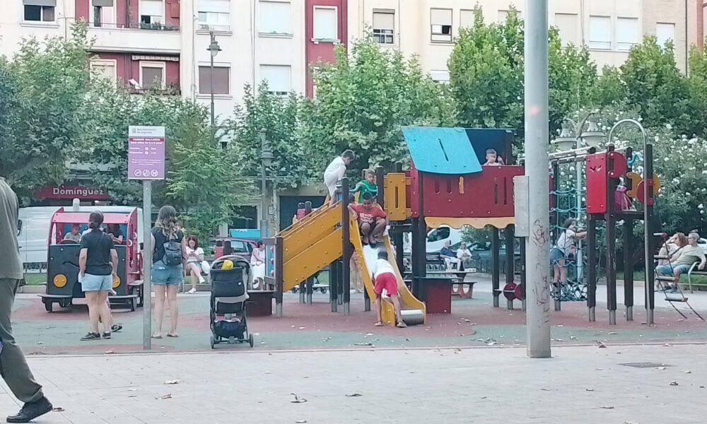 Vecinos denuncian que la reparación chapucera de unos columpios en el parque Gallarza pone en riesgo a los niños