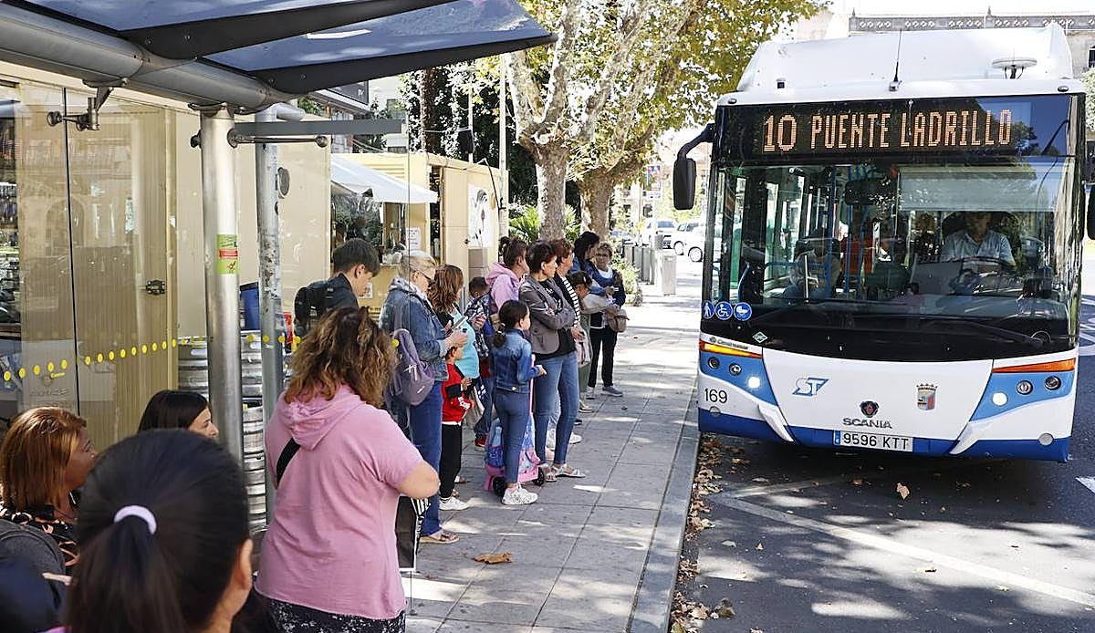 Una joven de San Vicente denuncia que paga más que sus vecinos de La Rioja por el mismo autobús juvenil