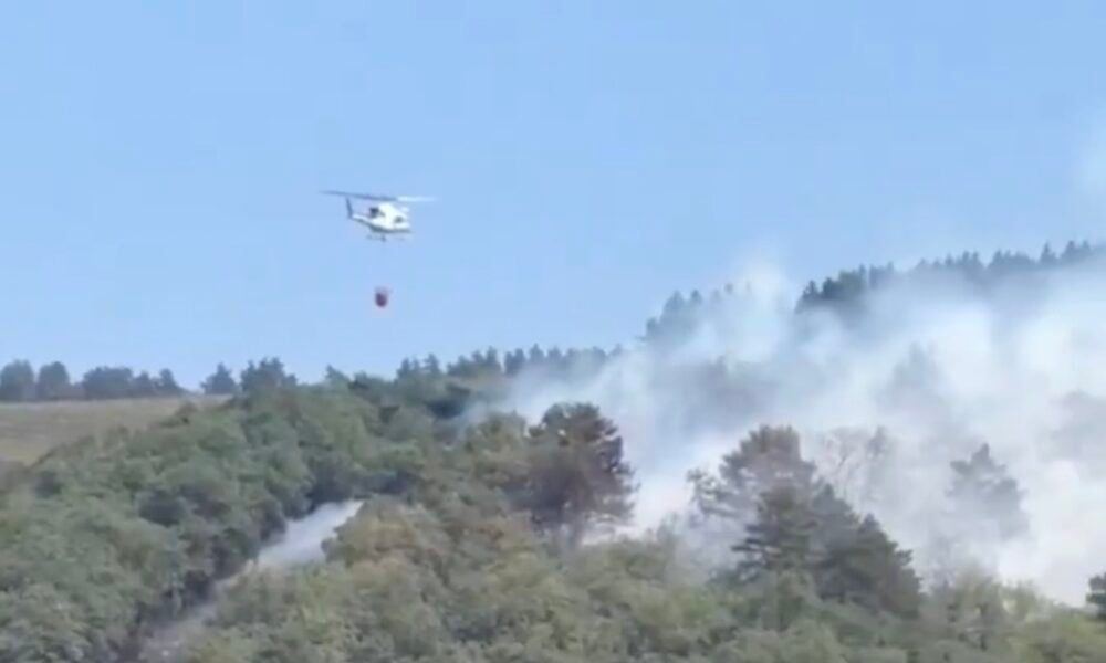 El incendio de Ojacastro sigue activo pero remite con tres helicópteros en el aire