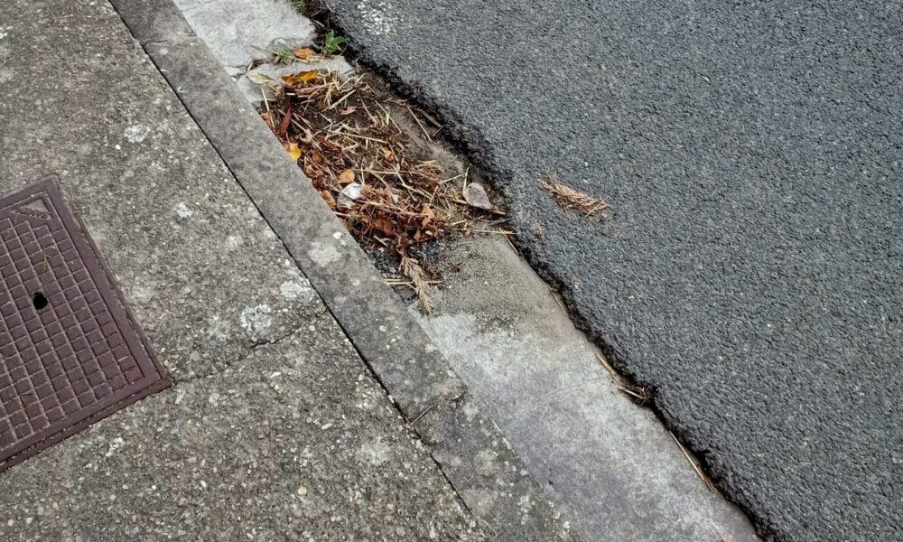 Vecinos de Ojacastro alertan del peligro de las alcantarillas taponadas en la LR-111