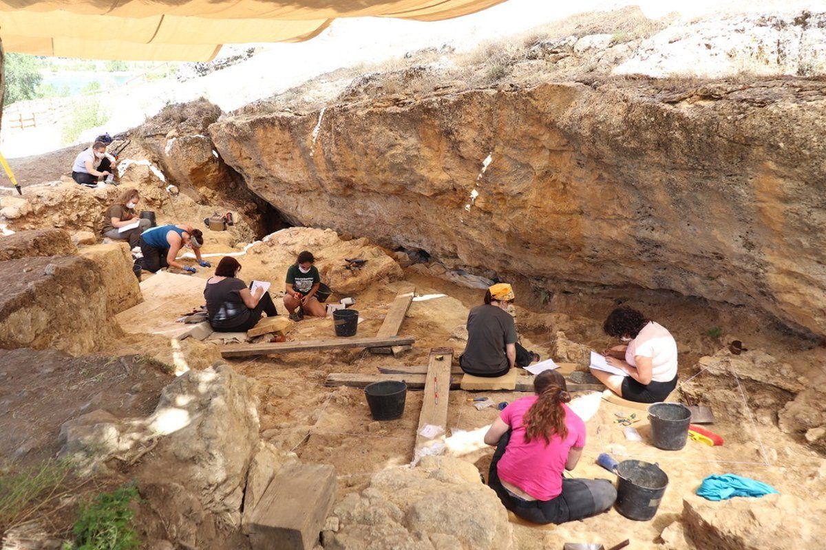 Pinilla del Valle acoge la mayor campaña de excavación neandertal de su historia con más de cien científicos