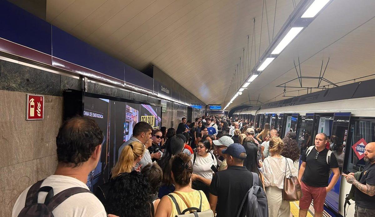 Una avería eléctrica deja sin Metro a los vecinos de la Línea 9 durante más de dos horas