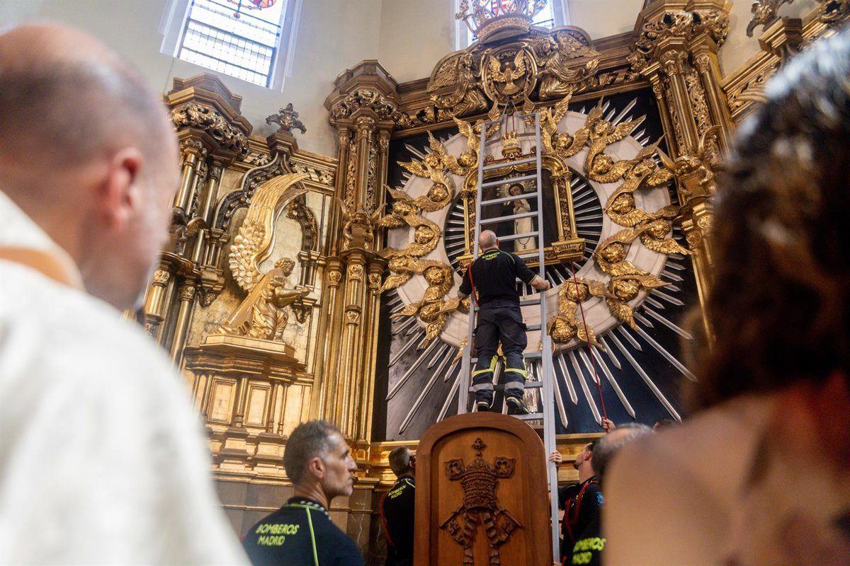 Un bombero a punto de jubilarse da el último adiós bajando el cuadro más sagrado de Madrid en la Verbena de la Paloma