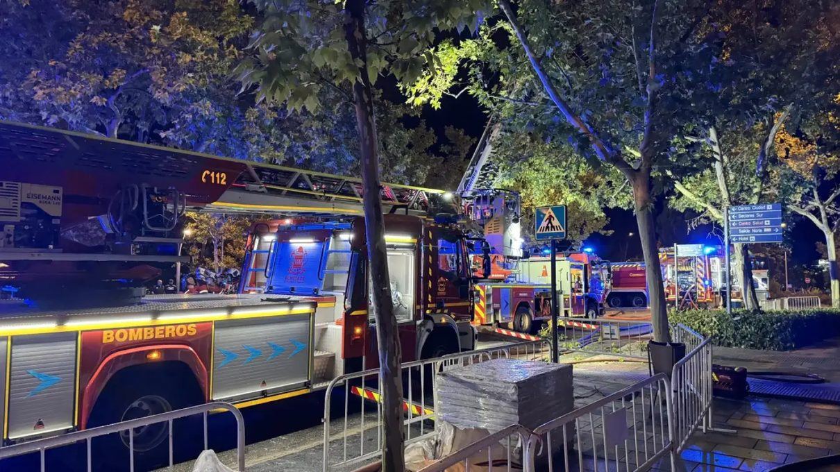 El fuego devora un piso en Tres Cantos al amanecer y obliga a atender a ocho vecinos por inhalación de humo