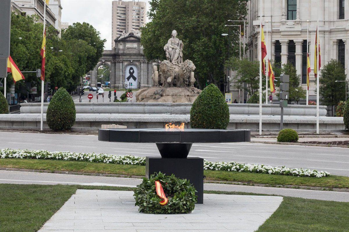 El pebetero de Cibeles cumple seis años manteniendo viva la llama por los fallecidos del Covid en Madrid