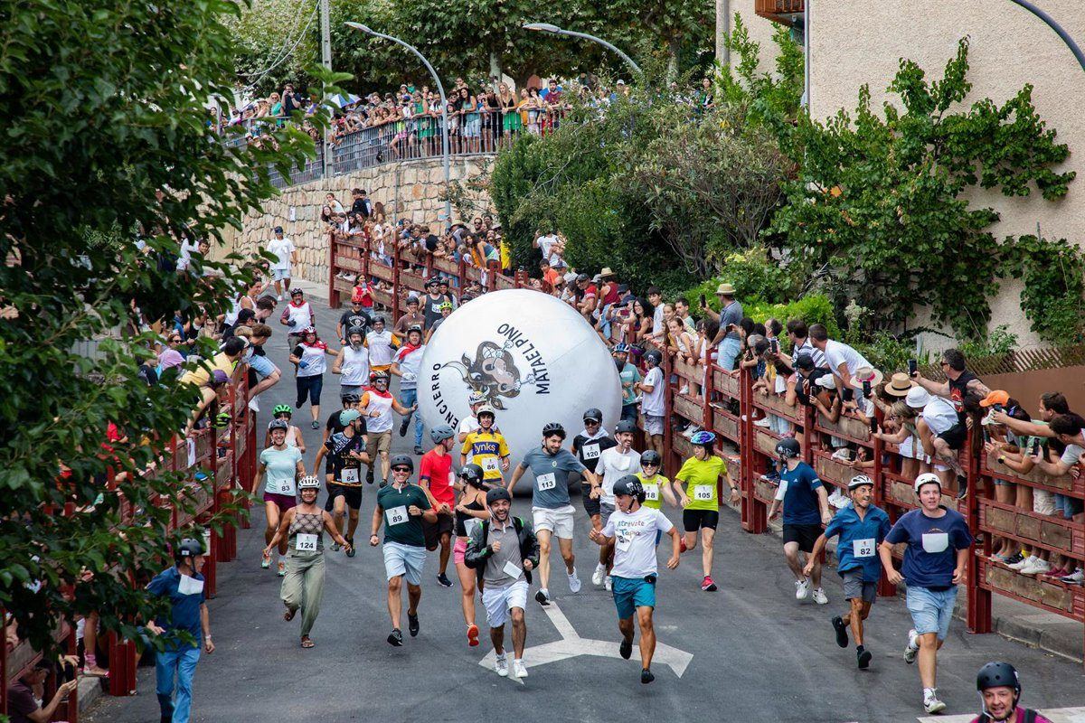 Mataelpino vuelve a vibrar con su bola gigante: el encierro sin toros que ya es tradición en la sierra madrileña