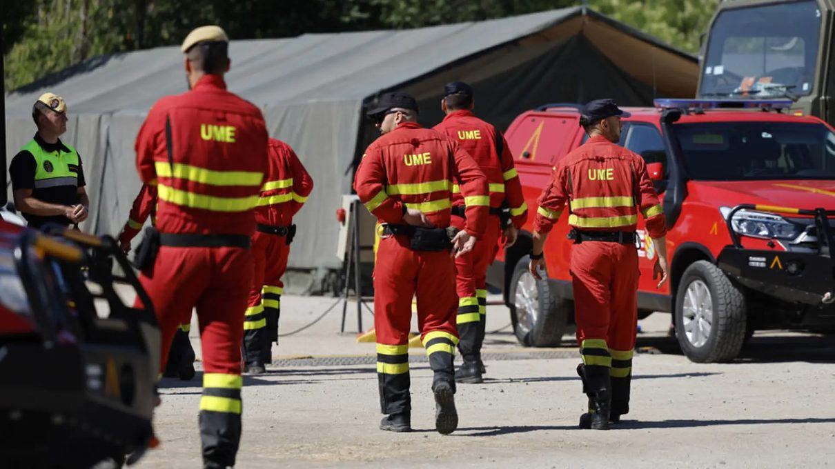 Un camión de la UME vuelca en Robledo de Chavela y deja dos militares graves mientras combaten el incendio de la sierra madri
