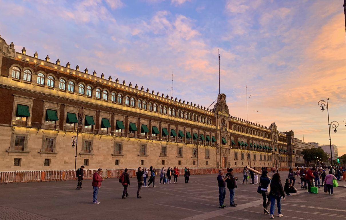 El PSOE exige a Ayuso que explique cuánto costó su viaje a México con dinero público