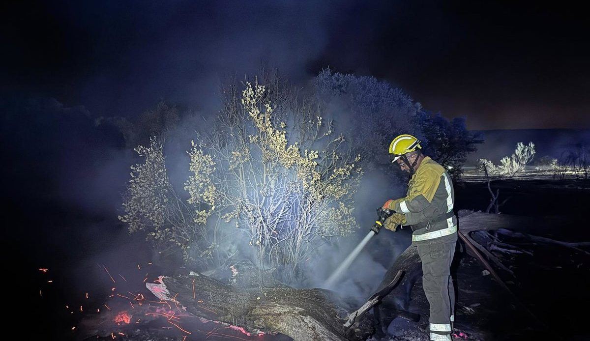 El incendio de Aldea del Fresno remite tras una noche intensa: 330 hectáreas calcinadas y vecinos fuera de sus casas