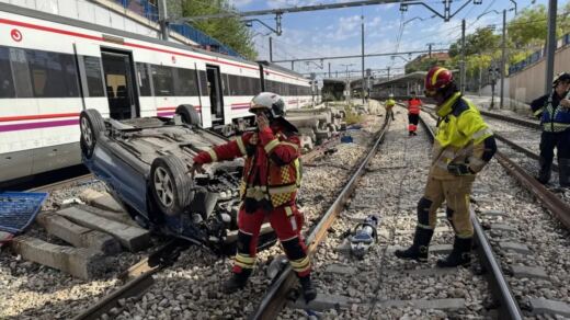 Un coche cae desde un puente sobre las vías del tren en Fuenlabrada y corta el servicio de Cercanías durante hora y media