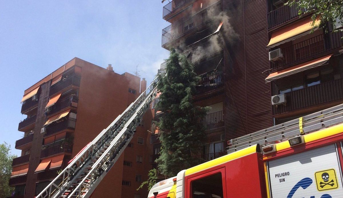 Bomberos de Madrid, entre el homenaje y la exigencia: la oposición pide más medios tras un verano de incendios
