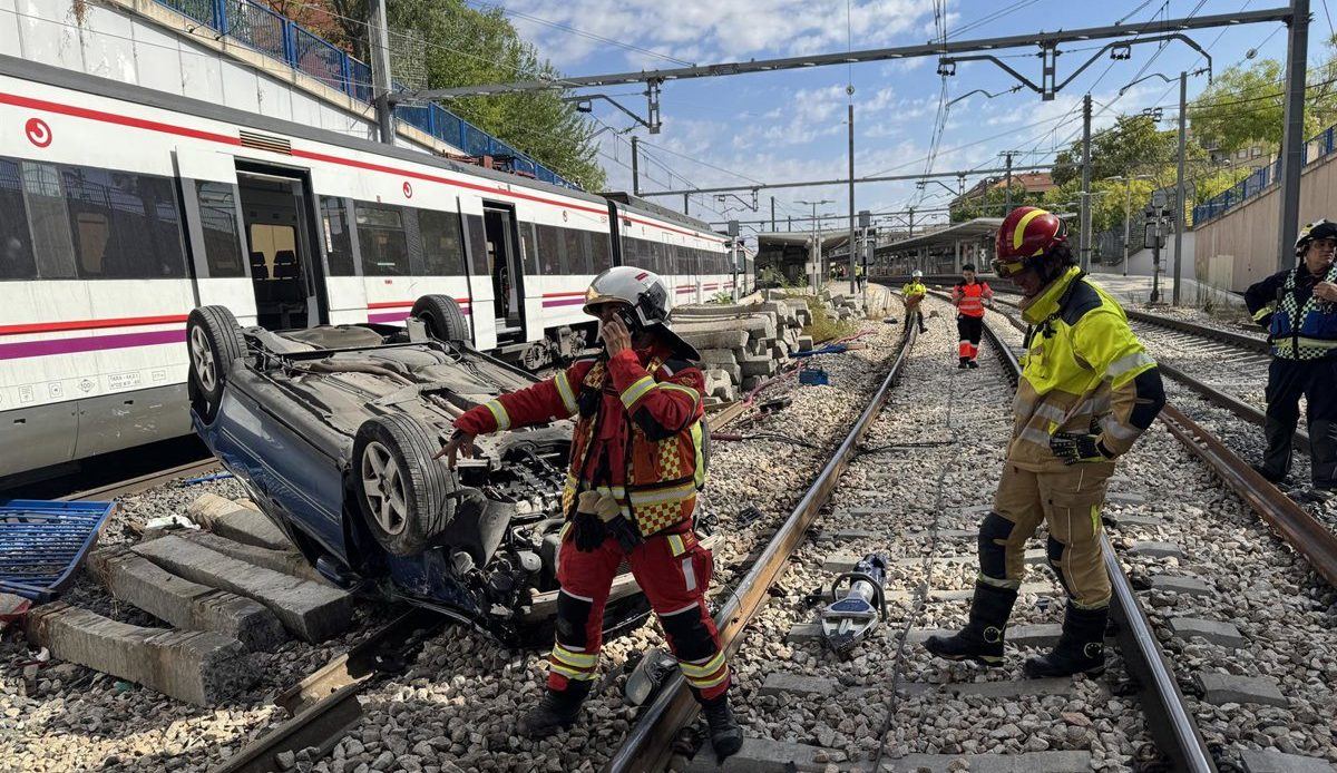 Un coche cae desde un puente a las vías del tren en Fuenlabrada y corta el servicio de Cercanías durante casi hora y media