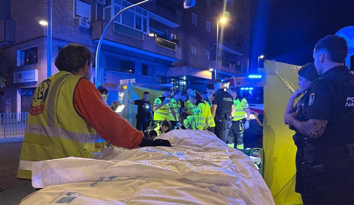 Una vecina de 64 años lucha por su vida tras ser arrollada por una motocicleta en Usera