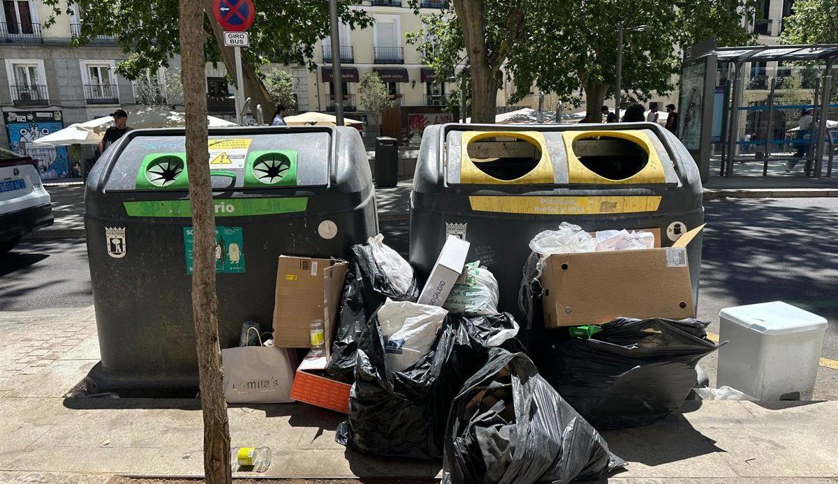 La guerra de la basura en Madrid: la oposición denuncia 42.000 quejas y el Ayuntamiento presume de mínimos históricos