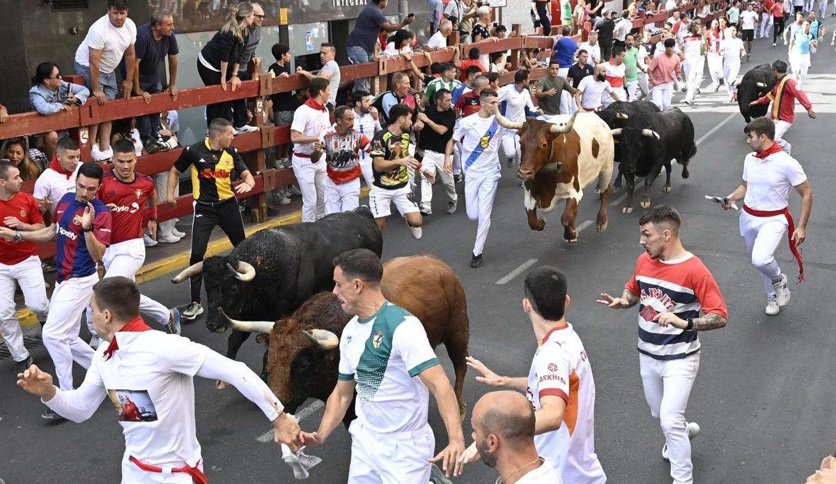 'Sanse' arranca sus encierros con 1.800 corredores, diez heridos y una manga veloz que dejó al público sin aliento