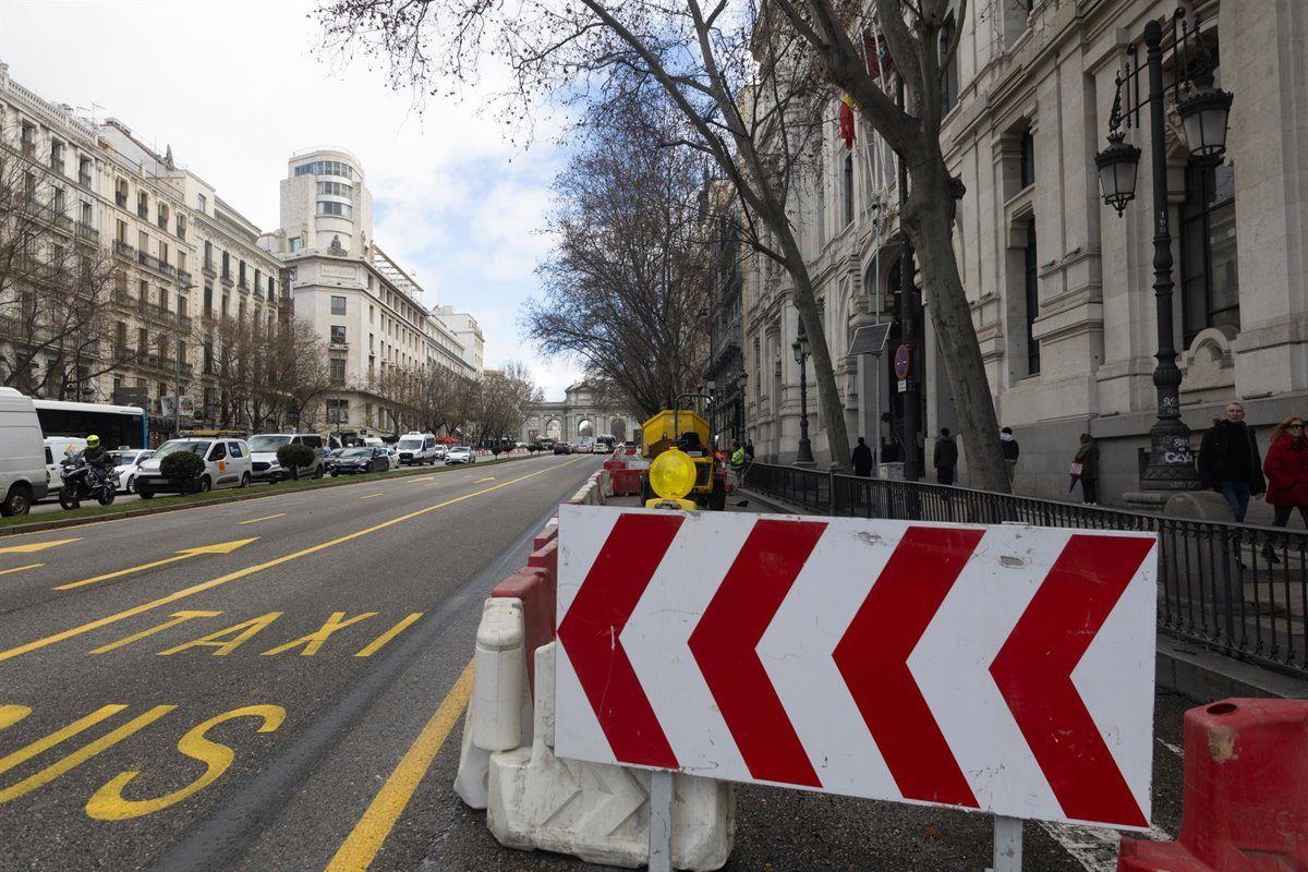 La calle Alcalá recupera este lunes dos carriles junto a la Puerta de Alcalá tras un verano de obras intensas