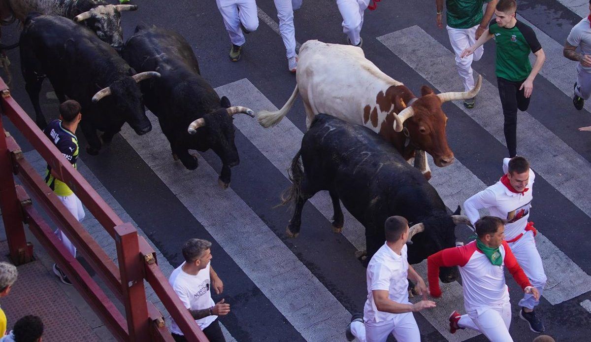 Cerca de 2.000 corredores se lanzan al quinto encierro de 'Sanse' con los rápidos toros de La Castilleja y 16 asistencias méd