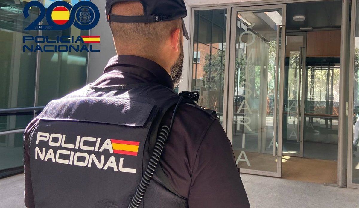 Pistolas, hachas y máscaras de actor: así actuaba la pareja que sembró el terror en comercios del área metropolitana de Madri