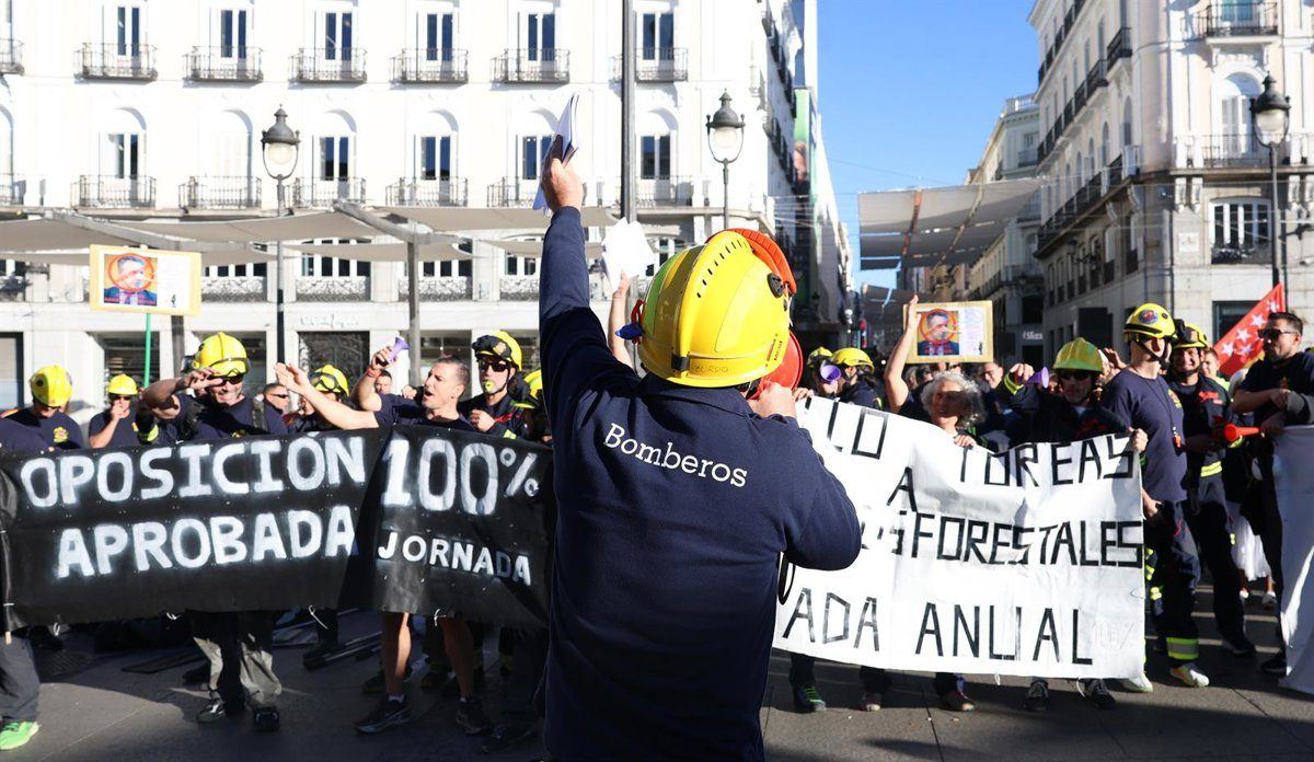 Bomberos forestales madrileños salen a la calle tras más de 800 días sin que la Comunidad se siente a negociar