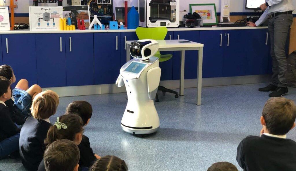 Un robot humanoide llega a diez colegios de Madrid para revolucionar el aprendizaje de niños con necesidades especiales