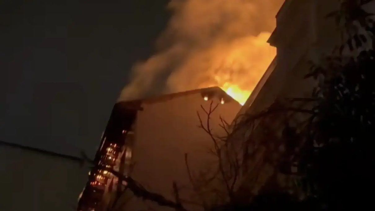 Las llamas se tragan el tejado de un edificio en Chamberí en una dramática madrugada sin heridos