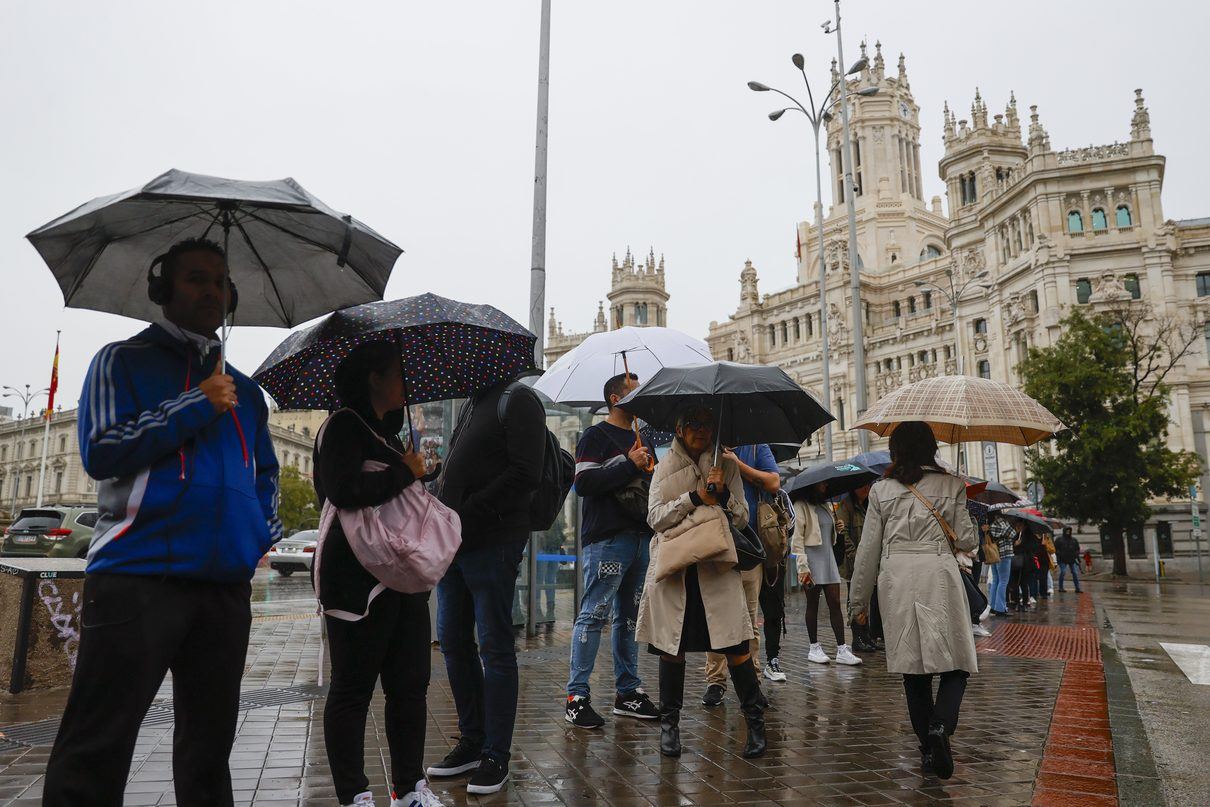 La DANA descarga con fuerza sobre Madrid: 70 salidas de bomberos y alerta amarilla con granizo para el sábado