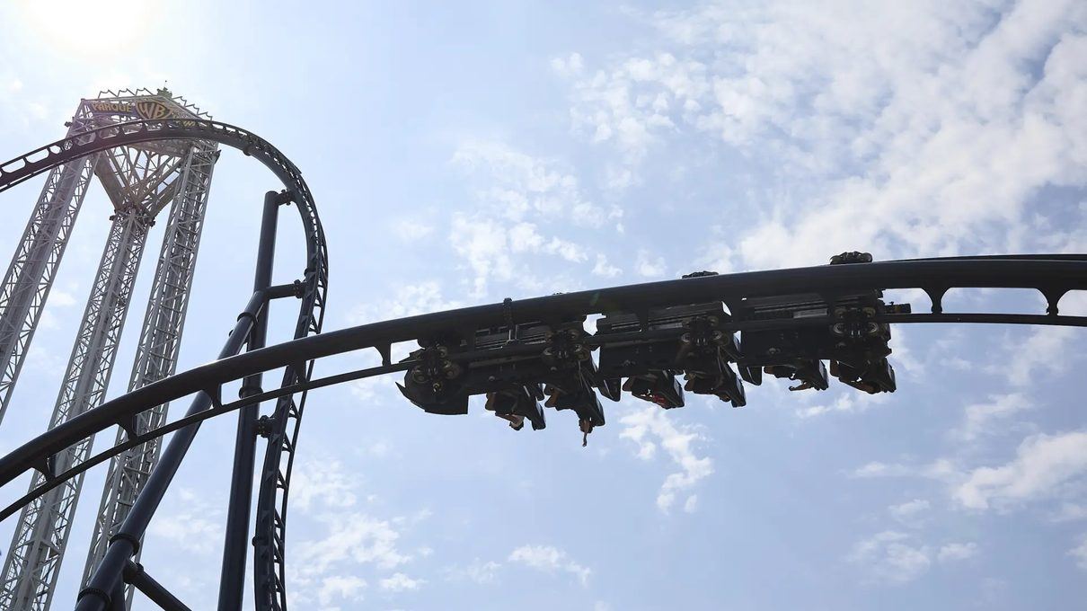 Un hombre de 49 años termina en el Hospital 12 de Octubre tras sufrir un accidente en la montaña rusa de Batman del Parque Wa
