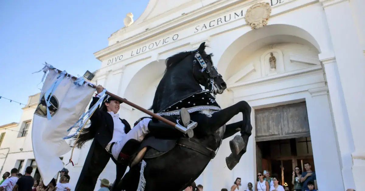 Los caballos de Sant Lluís vuelven a saltar entre emoción y devoción en el Pla de sa Creu