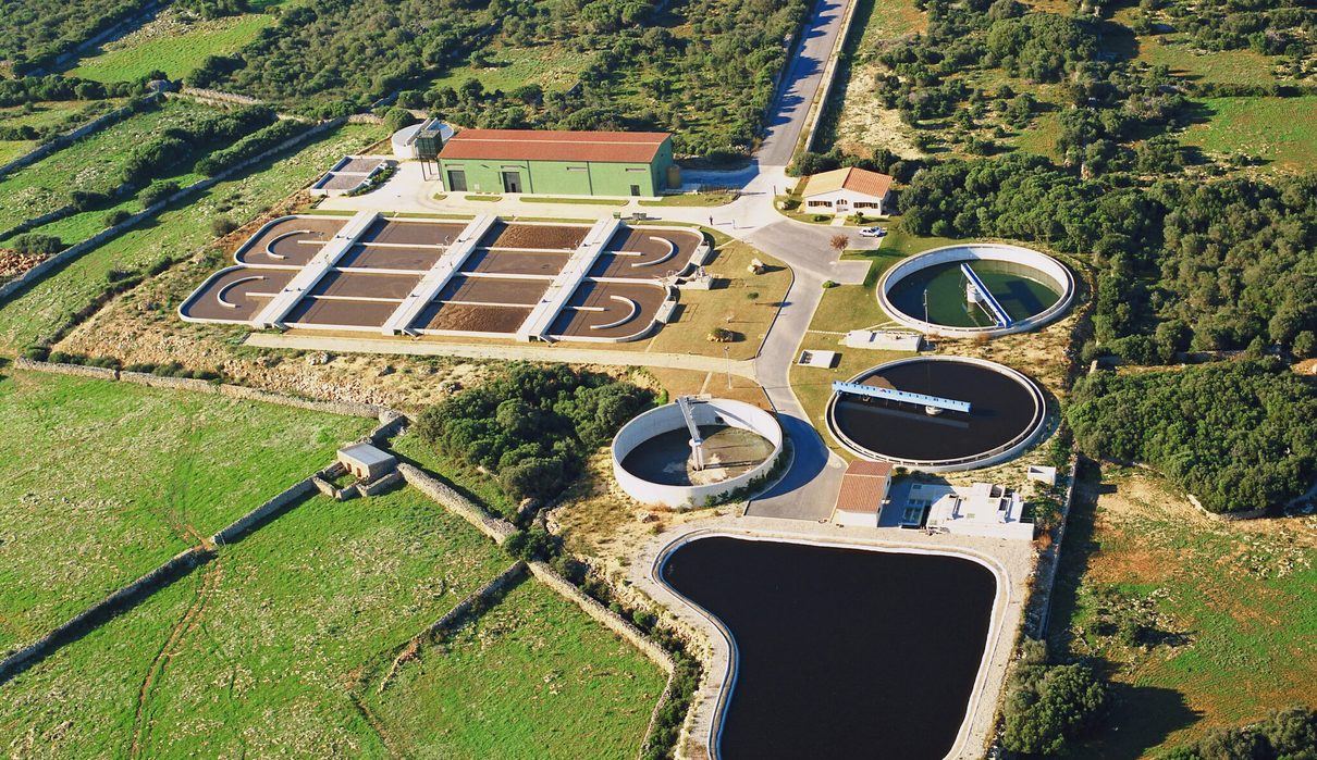 El agua del grifo en Menorca: diez zonas de abastecimiento no aptas y más de 22.000 vecinos sin poder beber del grifo