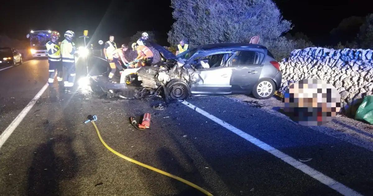 Dos heridos críticos en la UCI tras el brutal choque frontal en la carretera de Cala en Bosc