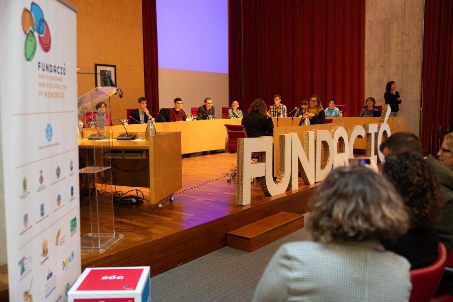 El PSOE tiende la mano al PP en Menorca para aprobar el límite de vehículos sin necesitar a la exconsejera de Vox