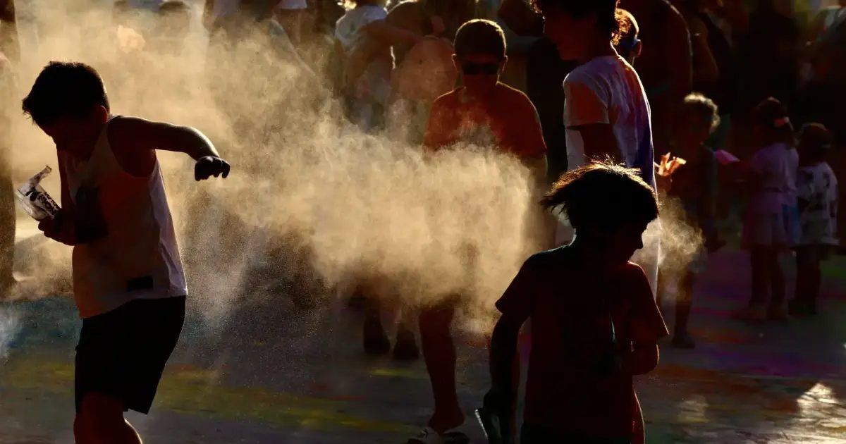 Ferreries amenaza con multas de 450 euros por lanzar polvos de colores en las fiestas de Sant Bartomeu