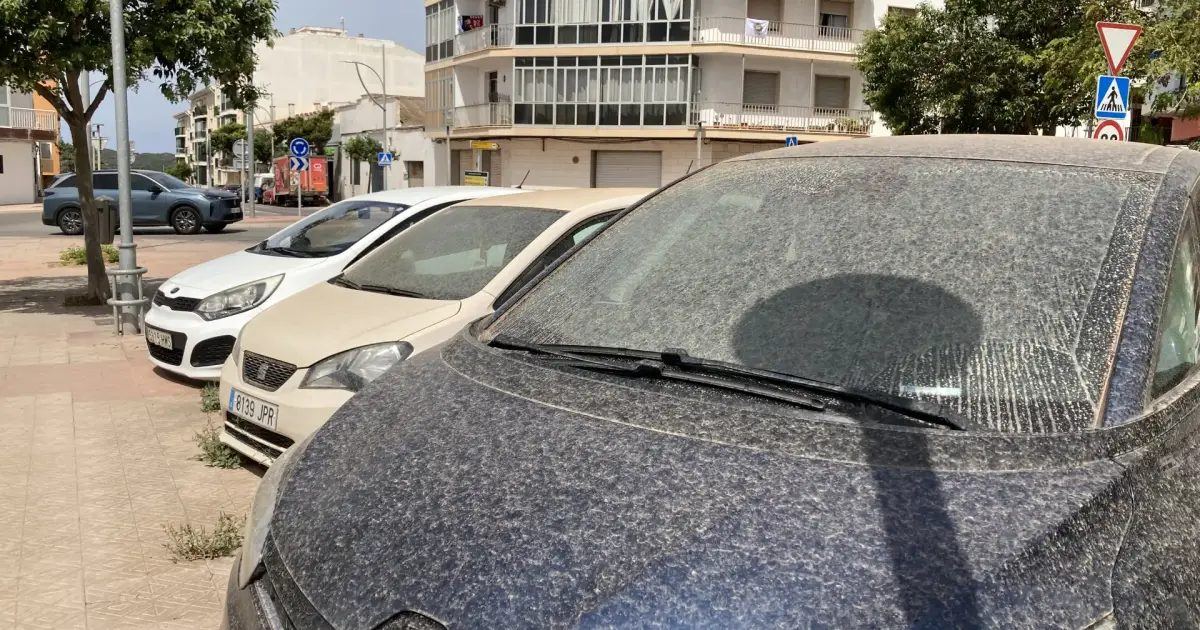 El polvo del Sáhara golpea Menorca en el peor momento: reservas de agua al límite y una demanda que se dispara