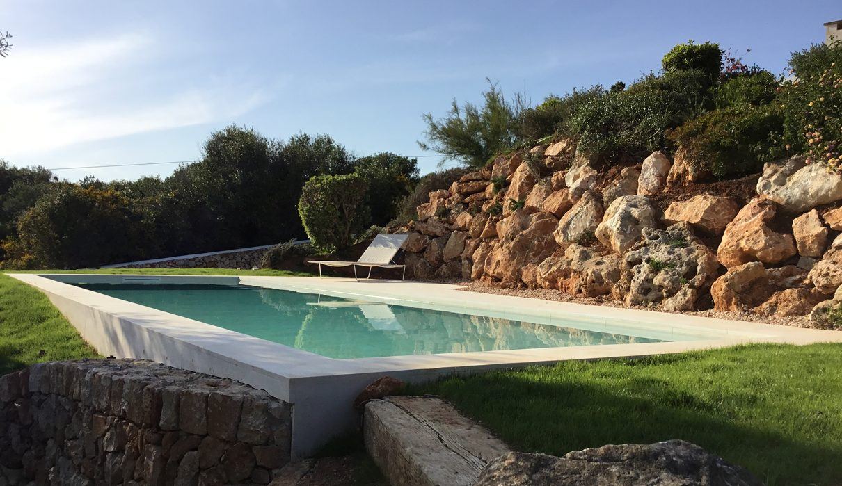 Menorca tiene más piscinas por habitante que cualquier otro territorio de España y sigue construyendo dos por semana