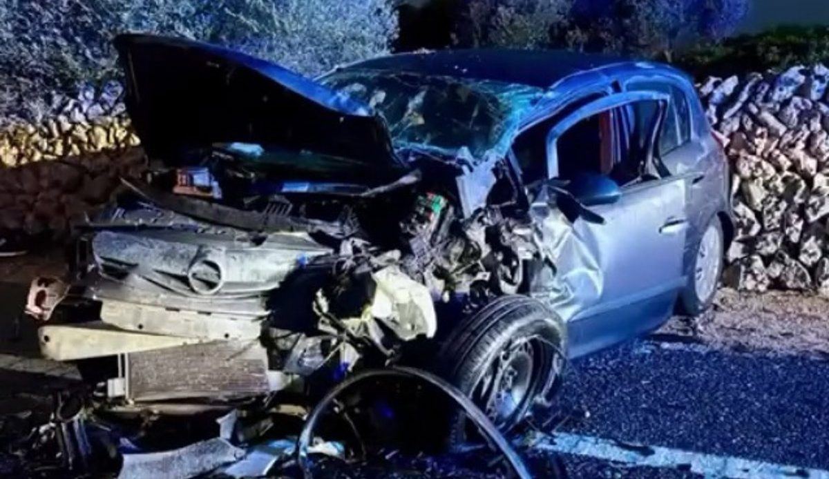 Una colisión frontal en plena madrugada deja tres heridos graves en Ciutadella
