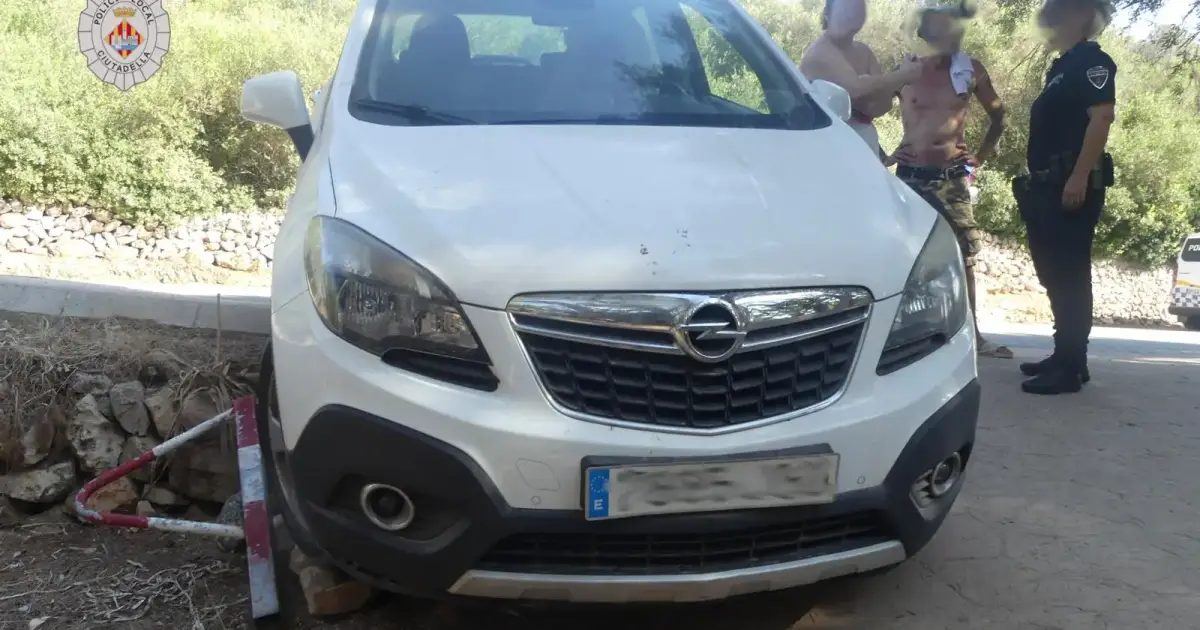 Un Opel Mokka queda en equilibrio sobre un muro de piedra seca en Ciutadella al esquivar otro coche
